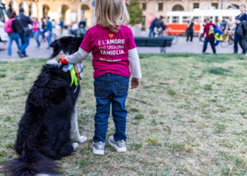 Copiii cu părinți de același sex devin orfani prin decret în Italia. Guvernul Meloni înregistrează doar părinții biologici