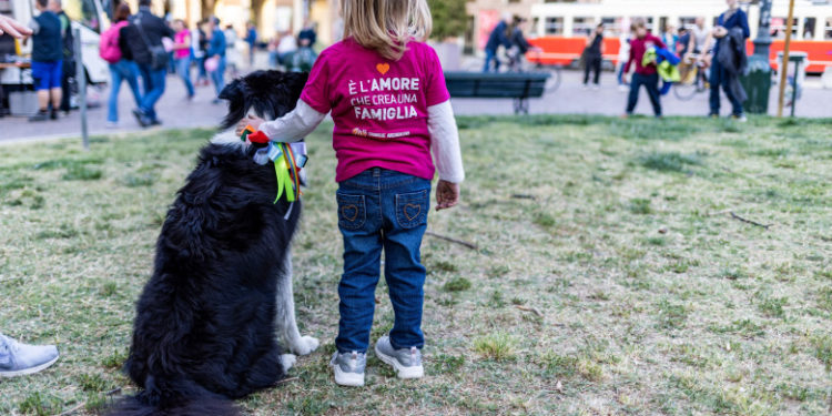 Copiii cu părinți de același sex devin orfani prin decret în Italia. Guvernul Meloni înregistrează doar părinții biologici