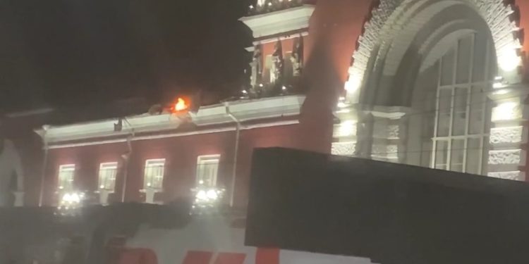 Беспилотник атаковал здание железнодорожного вокзала в Курске: Пять человек пострадали