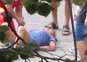 O femeie a ajuns la spital după ce a fost lovită în plin de un microbuz, în timp ce se deplasa pe trotuar