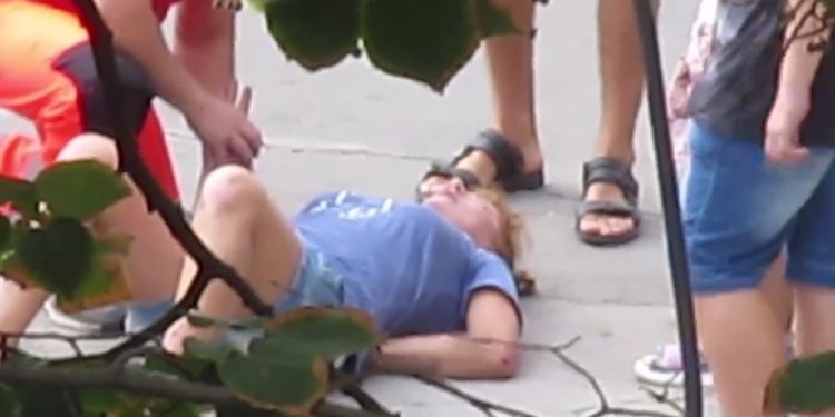 O femeie a ajuns la spital după ce a fost lovită în plin de un microbuz, în timp ce se deplasa pe trotuar