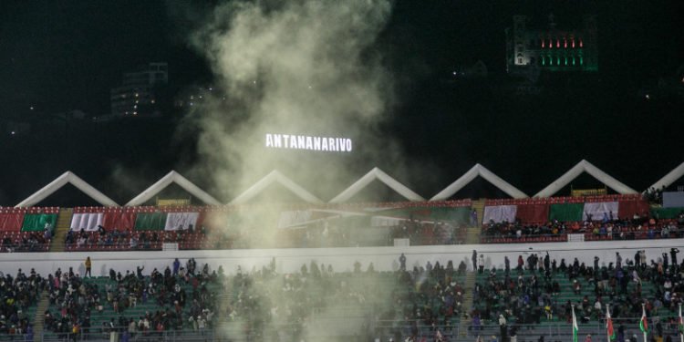 Cel puțin 12 oameni au murit și peste 80 au fost răniți într-o busculadă la intrarea pe un stadion​ din Madagascar