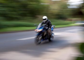 Beat și fără permis de conducere: Un motociclist a pus pe jar, noaptea trecută, poliţia din Chişinău