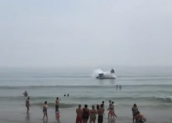 Momentul când un avion se prăbușește în apă, lângă o plajă plină cu turiști | VIDEO