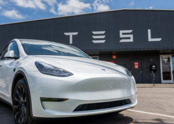 Probleme la Tesla. Compania este vizată de o anchetă în SUA, după ce aproape 300.000 de mașini ar avea probleme cu direcția
