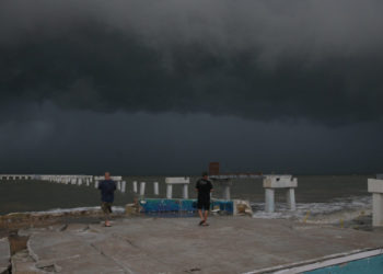 „Dacă vi se spune să evacuaţi, trebuie să faceţi asta imediat”. Florida se pregătește pentru impactul catastrofal al uraganului Idalia