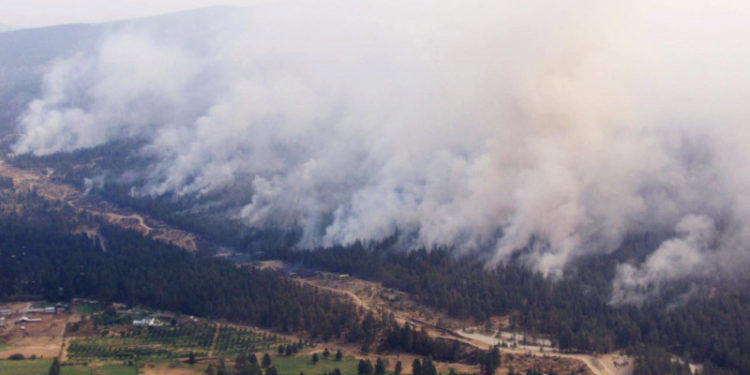 Canada arde: Zeci de mii de oameni au primit ordin de evacuare din calea incendiilor uriașe