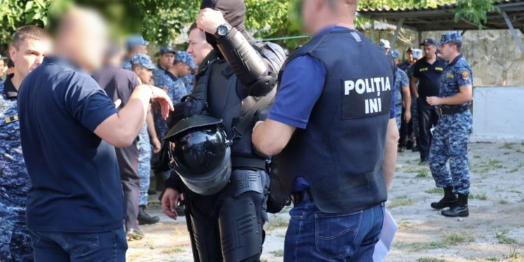 Escrocherie gestionată din pușcărie: Deținuții ar fi extras circa 500.000 de lei de pe cardurile victimelor