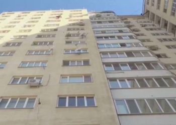 O fetiță de 3 ani a căzut de la etajul doi al unui bloc de locuit din Bender: Micuța ar fi rămas în grija bunicii | VIDEO