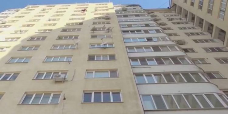 O fetiță de 3 ani a căzut de la etajul doi al unui bloc de locuit din Bender: Micuța ar fi rămas în grija bunicii | VIDEO