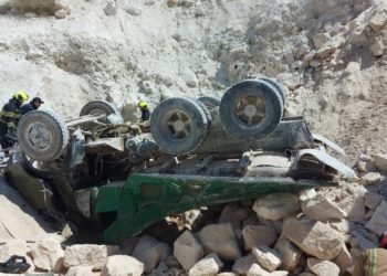 Poliția a pornit o anchetă în cazul prăbușirii unui autocamion la cariera din Făurești, soldat cu decesul șoferului | VIDEO