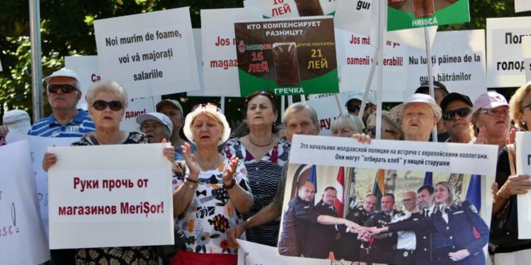 Manifestații la Chișinău, Călărași și Sângerei: Cetățenii s-au arătat împotriva presiunii autorităților și încercărilor de închidere a magazinelor sociale Merișor | VIDEO