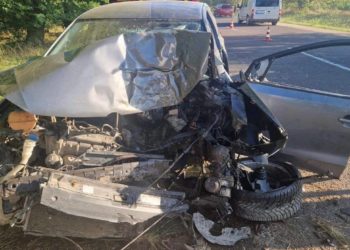Grav accident rutier: Un tânăr din raionul Drochia a decedat după ce s-a tamponat cu mașina într-un copac