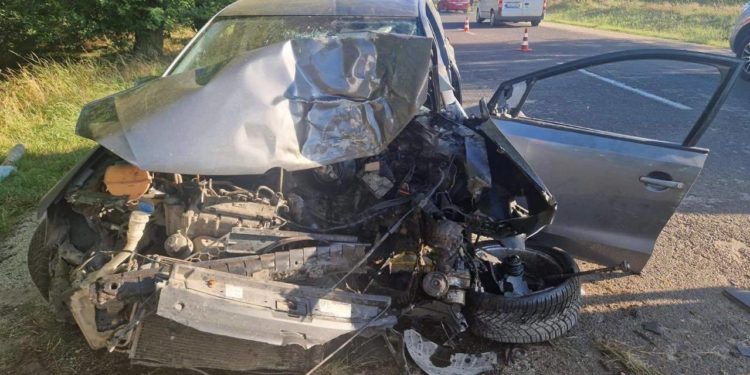 Grav accident rutier: Un tânăr din raionul Drochia a decedat după ce s-a tamponat cu mașina într-un copac
