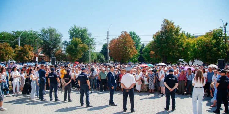 Adunarea Populară din Găgăuzia nu a mai aprobat nici structura viitorului Comitet Executiv, nici componența acestuia. Susținătorii Evgheniei Guțul au protestat în fața sediului | VIDEO