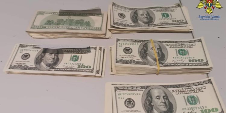 S-a pornit spre Sharm el Sheikh cu 27.000 de euro ascunși în valiză. Cetățeancă străină, documentată pe Aeroport