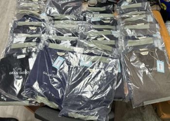 Articole vestimentare, tăinuite printre bagaje și colete, depistate de vameși la Leușeni