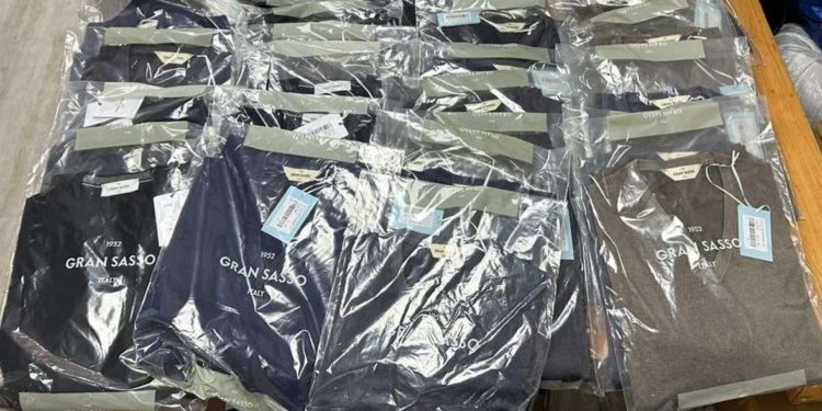 Articole vestimentare, tăinuite printre bagaje și colete, depistate de vameși la Leușeni