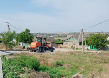 Lucrările de construcție și renovare a drumurilor din Găgăuzia sunt în toi. Bașcanul Evghenia Guțul a mers personal pe șantierul din satul Bugeac, pentru a verifica cum decurge munca | VIDEO