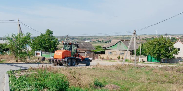 Lucrările de construcție și renovare a drumurilor din Găgăuzia sunt în toi. Bașcanul Evghenia Guțul a mers personal pe șantierul din satul Bugeac, pentru a verifica cum decurge munca | VIDEO