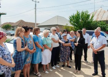 Proiectul de construire a drumurilor și trotuarelor în Găgăuzia, se extinde în fiecare zi: Echipa bașcanului Eugenia Guțul a lansat reparația trotuarelor în satul Etulia, orașul natal al guvernatorului | VIDEO