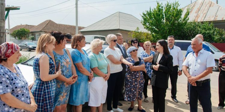 Proiectul de construire a drumurilor și trotuarelor în Găgăuzia, se extinde în fiecare zi: Echipa bașcanului Eugenia Guțul a lansat reparația trotuarelor în satul Etulia, orașul natal al guvernatorului | VIDEO