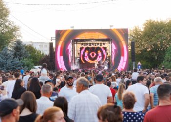 Petrecere de zile mari la Comrat, organizată de echipa bașcanului Evghenia Guțul. Localitatea a împlinit 234 de ani de la prima atestare documentară: Cetățenii au avut parte de concerte, focuri de artificii, dar și surprize pentru copii | VIDEO