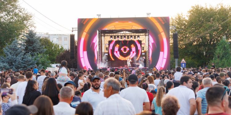 Petrecere de zile mari la Comrat, organizată de echipa bașcanului Evghenia Guțul. Localitatea a împlinit 234 de ani de la prima atestare documentară: Cetățenii au avut parte de concerte, focuri de artificii, dar și surprize pentru copii | VIDEO