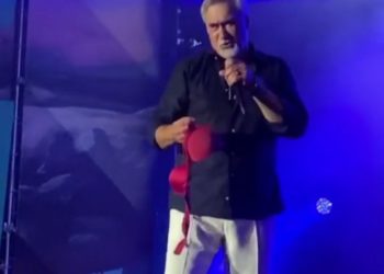 Фанатка Меладзе бросила на сцену бюстгальтер во время его выступления на Summer Fest. Как отреагировал певец?