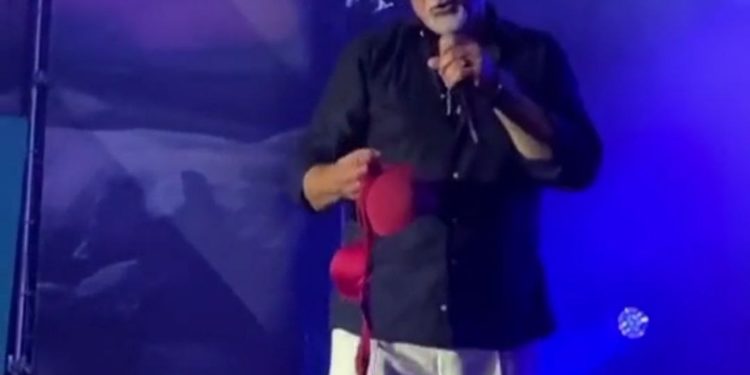 Фанатка Меладзе бросила на сцену бюстгальтер во время его выступления на Summer Fest. Как отреагировал певец?