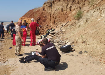 На пляже под Одессой произошел оползень: погиб десятилетний ребенок