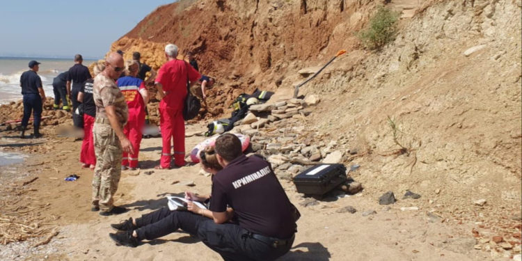 На пляже под Одессой произошел оползень: погиб десятилетний ребенок