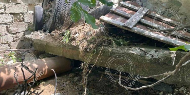 Родился в рубашке: мужчину придавило 300-килограммовой плитой | VIDEO/FOTO