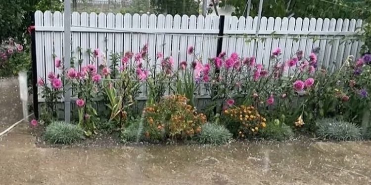 În mai multe localități din regiunea de nord a țării a plouat torențial: Precipitațiile au făcut prăpăd în Glodeni și au îngreunat circulația pe străzile din Bălți | VIDEO