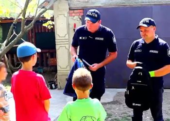 Polițiști din întreaga țară au oferit în dar ghiozdane, rechizite școlare și dulciuri la peste 400 de copiii