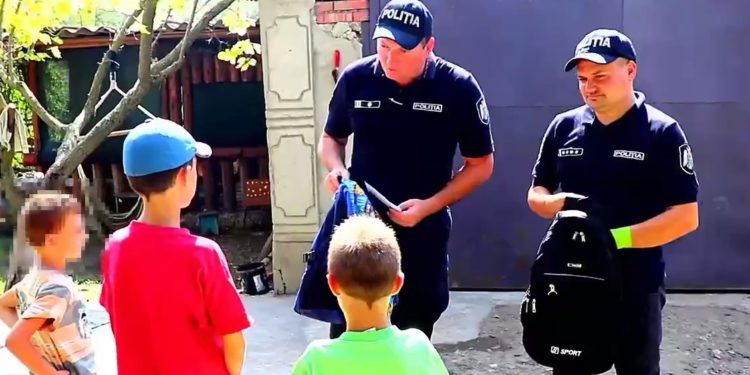 Polițiști din întreaga țară au oferit în dar ghiozdane, rechizite școlare și dulciuri la peste 400 de copiii