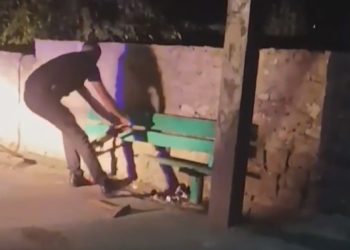 Un polițist din Rezina, surprins de trecători în timp ce spărgea o bancă cu un topor. Ce l-ar fi determinat să recurgă la acest gest | VIDEO