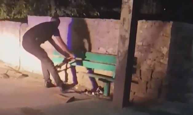 Un polițist din Rezina, surprins de trecători în timp ce spărgea o bancă cu un topor. Ce l-ar fi determinat să recurgă la acest gest | VIDEO