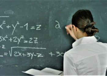 Profesorii vor beneficia de sporuri majorate pentru dirigenție și verificarea lucrărilor scrise de elevi