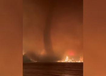 „Fenomen incredibil de rar”. O tornadă de foc s-a produs într-o zonă devastată de incendii, în Canada | VIDEO