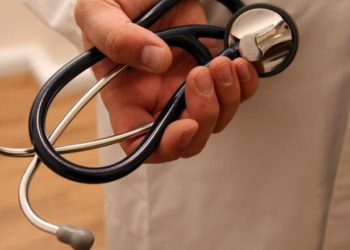 Medicul care își amenința pacienta cu Kalașnikov pentru că vorbește în rusă, sancționat: A fost trimis la cursuri de etică și a primit un avertisment cu o notă în dosarul personal | VIDEO
