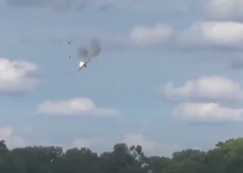 Un MiG-23 s-a prăbușit la un show aerian de lângă Detroit. Piloții s-au catapultat în ultimul moment | VIDEO