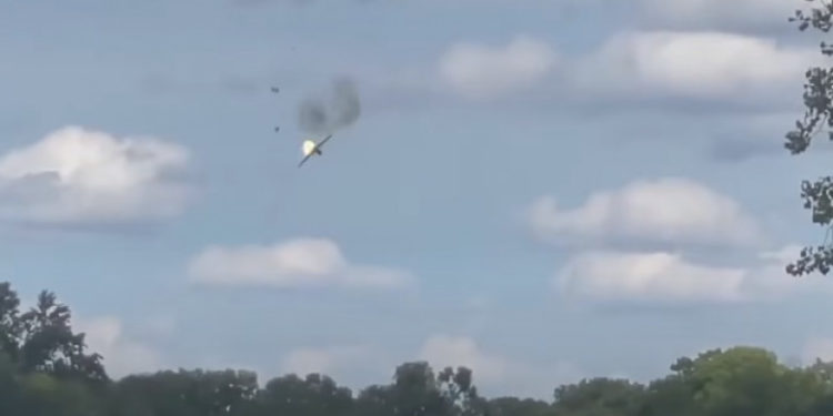 Un MiG-23 s-a prăbușit la un show aerian de lângă Detroit. Piloții s-au catapultat în ultimul moment | VIDEO