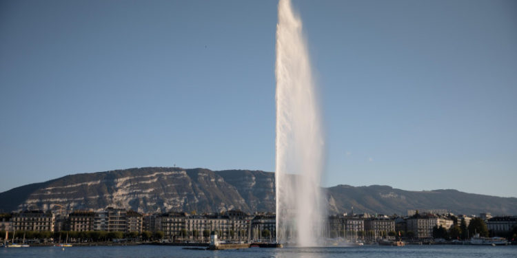 Un tânăr a confundat fântâna Jet d’Eau cu o cișmea și a ajuns la spital. Apa țâșnește din celebra arteziană cu 200 de km/oră