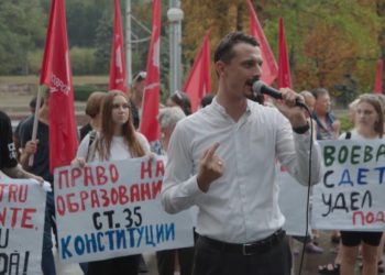 Partidul „Renaștere” a organizat un protest în fața Guvernului, manifestând împotriva deciziei de a închide mai multe școli din țară și cerând excluderea temei privind integrarea europeană, ce ar urma să fie predată în prima lecție | VIDEO