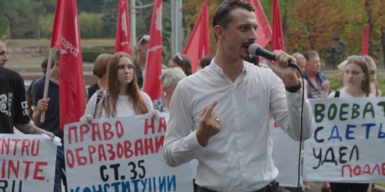 Partidul „Renaștere” a organizat un protest în fața Guvernului, manifestând împotriva deciziei de a închide mai multe școli din țară și cerând excluderea temei privind integrarea europeană, ce ar urma să fie predată în prima lecție | VIDEO