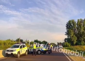 Imagini video de la reținerea șoferului care s-a izbit în poarta Ambasadei Rusiei și în încă două mașini. Trei echipaje de poliție, la fața locului | VIDEO