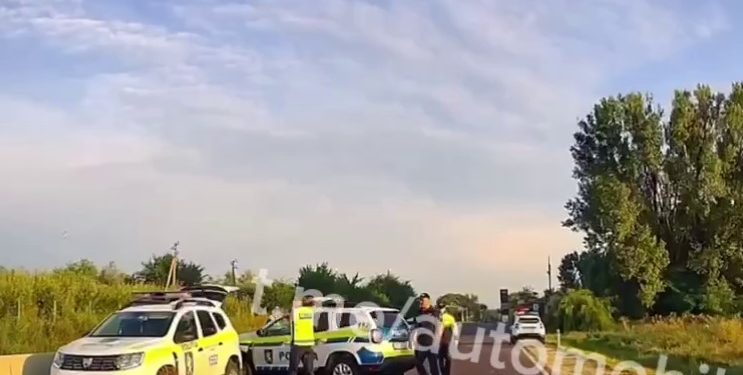 Imagini video de la reținerea șoferului care s-a izbit în poarta Ambasadei Rusiei și în încă două mașini. Trei echipaje de poliție, la fața locului | VIDEO