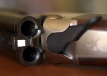 Bărbatul care a tras în fiul și nora sa dintr-o armă, la Dondușeni, nu a fost încă reținut. Care este starea victimelor, internate în spital | VIDEO