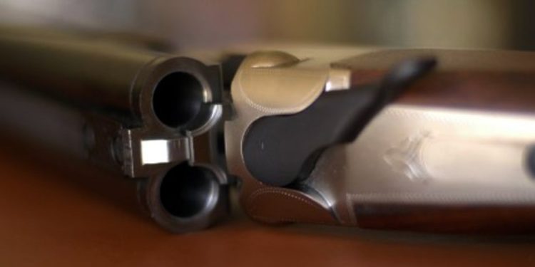 Bărbatul care a tras în fiul și nora sa dintr-o armă, la Dondușeni, nu a fost încă reținut. Care este starea victimelor, internate în spital | VIDEO